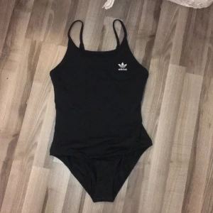 Svart body/linne från Adidas strl 38 - Mycket fint skick, aldrig använd endast provad. Alla lappar kvar. Strl 38. 