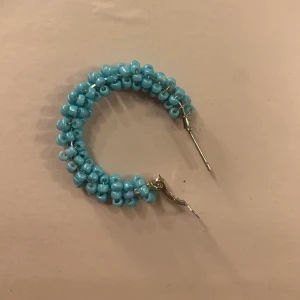 Egengjorda örhängen  - Egengjorda örhängen som bara är testade en gång när jag tog bilden. Sälj i par. 30kr +frakt på (11kr). 