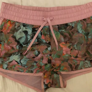 Sportshorts - Aldrig använd shorts till träning! Storlek M men passar S. Frakten kostar 45kr :)