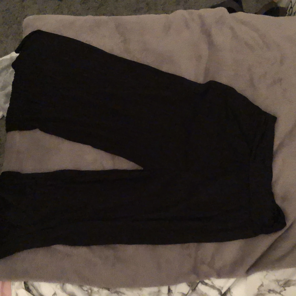 Svarta stora och tunna byxor