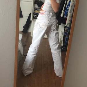 Vita jeans  - Super coola jeans som liknar true religion jeans!! Har sytt in på sidorna. Om många är intresserad så kör vi bud!💋