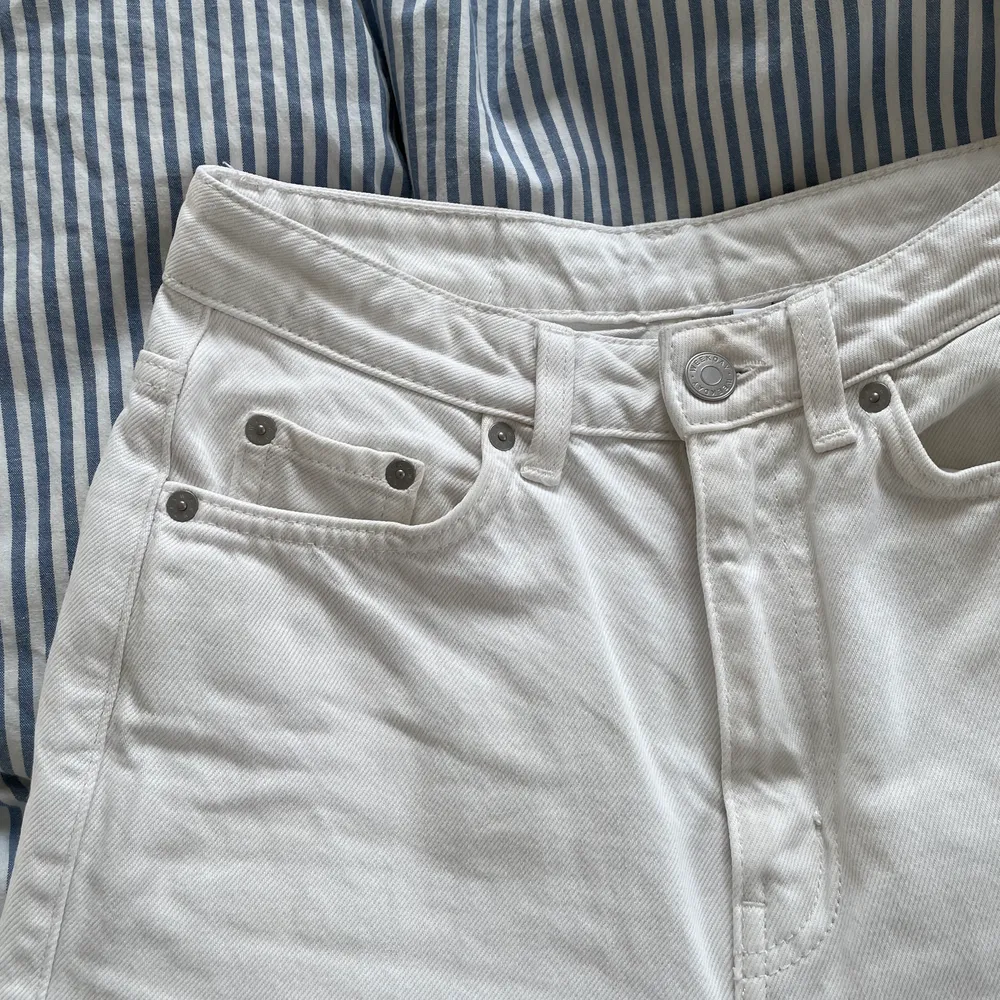 Säljer mina vita ROW jeans från WEEKDAY i 24/30😍 bra skick! Har dock en liten fläck vid gylfen men borde gå o få bort! Kan mötas i Malmö annars står köpare för frakt. (Första bilden är lånad)💗. Jeans & Byxor.