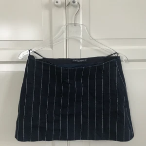 Lågmidjad kjol - En lågmidjad minikjol från dolce & gabbana. Jeans kjol med vita ränder. Den är i storlek 38 men i och med att kjolen är lågmidjad skulle jag säga att den passar en 34-36. 