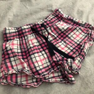 Shorts - Super söta flanell shorts från Gina Tricot i strl xs, frakten är 66kr per 1kg så om ni köper fler plagg kan det fraktas allt i ett 🌸
