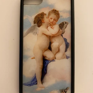 iphone 8 skal - säljer nu mitt favoritskal med änglar på. så så så så fin men har tyvärr bytt mobil. Den är väl använd men bortsätt från skadorna på bild 3 (spricka i högra hörnet och lossnat från kanten)är det inget annat speciellt. skadorna syns ju verkligen inte när skalet är på då sprickan är väldigt väldigt liten och man märker inte av att den har lossnat på kanten när den är på heller!! ✨