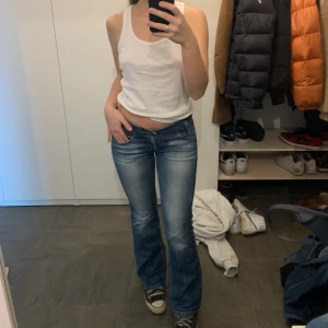  lowwaisted bootcut Lee jeans  - Står 29-31 i storlek men de passar mig som alltid bär S och är 166cm lång 