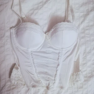 Korsett, H&M - Vrålsnygg korsett från H&M i storlek 38. Säkert 7år gammal men aldrig använd, kuporna har aldrig och kommer tyvärr aldrig passa mig. Ingen aning om kupstorlek men typ 75B eller något? 