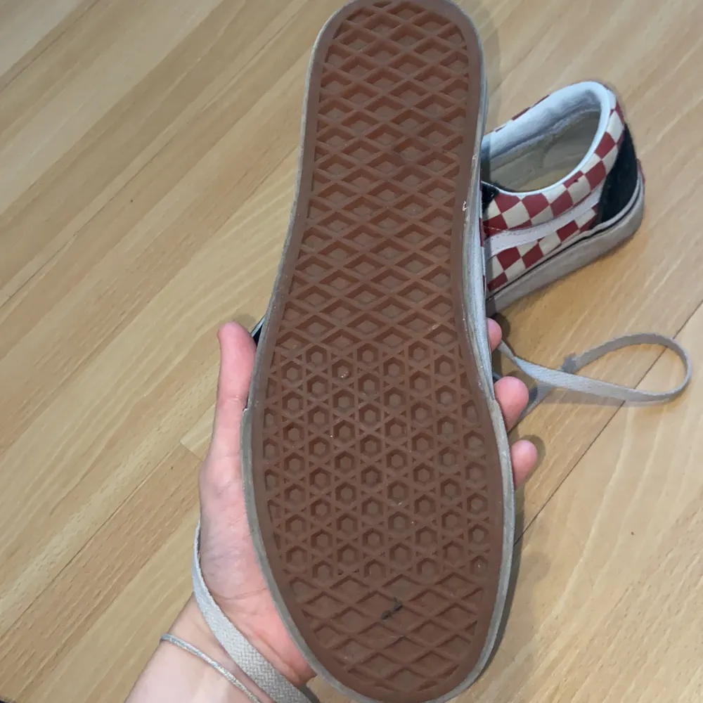 Säljer mina rutiga vans då jag inte får användning av dem💖 De har en blå fläck som jag inte vet om den går bort eller inte men man kan ju såklart tvätta de!❤️ Storlek 38,5! Frakten är spårbar 66kr. Skor.