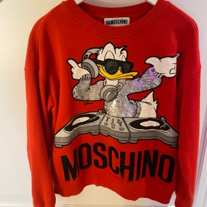 H&M X MOSCHINO tröja  - Super cool tröja. Vet slutsåld. Strl S. Buda i kommentarerna eller kontakta mig på dm. Nypris: 1200kr 💞BUDA I KOMENTARERNA!!! Ledande bud: 240kr. 