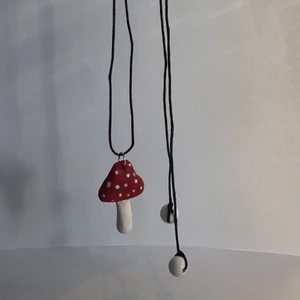 Svamphalsband🍄   - Svamphalsband🍄  Svampen är gjort av FIMO-lera och detaljerna är målade med akrylfärg. 