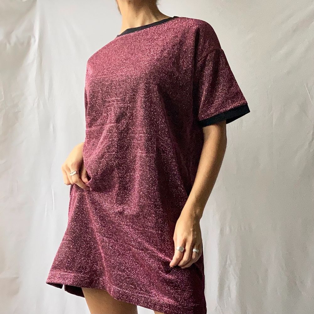 🌊 BEAUTIFUL SHINY PINK GLITTER TSHIRT DRESS WITH BLACK LINING • SIZE - S / EU 36 • BRAND - Pippa Lynn • MATERIAL - Polyester, Acrylic MY MEASUREMENTS • Height 161cm / 5'3