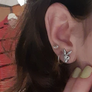 Playboy-örhänge  - 1 jättegulligt playboy-örhänge, i princip aldrig använt (spritas såklart av ordentligt innan köp😊) 