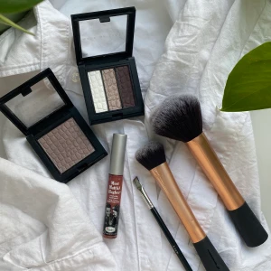 Sminkpaket - Köp allt för endast 80kr!!!😍🥰🥳🤩 (frakt inräknat) - Make up store: Ögonskuggspaletter värde 125kr/st - The balm SÅLD liquid lipstick (reliable) värde 220kr. - Real techniques SÅLD - pondet brush värd 129kr - Real Techniques - Expert Face Brush värd 119kr - Ögonbrynsborste  🔴Garanterar att borstarna är nytvättade, att inget är uttorkat eller i dåligt skick! paletterna är nästa oanvända🔴