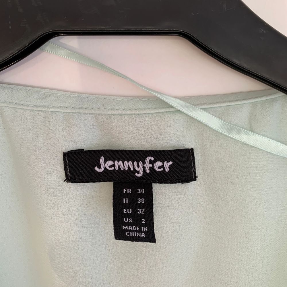 Supersöt skjorta/blus från märket ”jennyfer” i storlek XS/32!🥰 Kan skickas men då står köparen för fraktkostnaden på 66kr💕. Blusar.