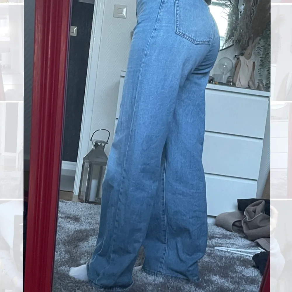 Fina baggy jeans i st 36💙jag är 163cm men långa i benen så passa även på någon som är längre! . Jeans & Byxor.