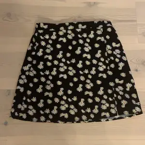Säljer denna jätte fina slutsålda kjol från SHEIN. Det är en blommig kjol som passar både på vintern och på sommaren. Kjolen har en liten slits på sidan och en dragkedja högre upp på sidan💕