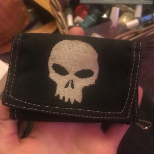 En plånbok med en döskalle ☠️ - En plånbok som fungerar perfekt med en döskalle på ☠️