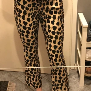 Leopard kostymbyxor från Zara - Ett par kostymbyxor från Zara i Storlek S, aldrig använda 