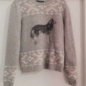  - Ralph Lauren tröja med en wolf on drugs på.  Storleken är ganska liten så vill man att den ska sitta loose ska man vara XS och S.   