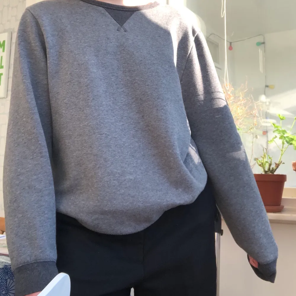 Väldigt skön Grå sweatshirt som passar xs-m beroende på hur man vill att den ska sitta! Jag är s  ungefär, fraktar gratis !!🤍. Tröjor & Koftor.
