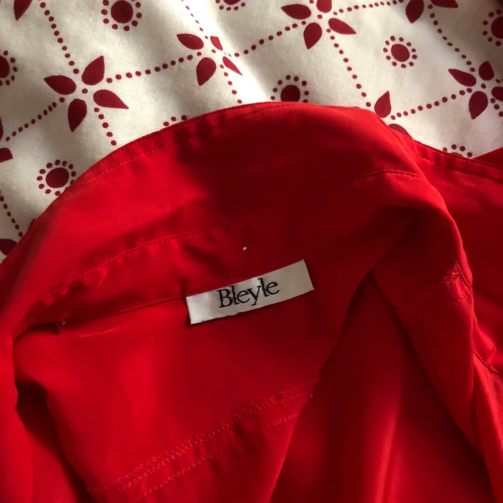 Röd silkesskjorta köpt second hand i nyskick. Stl M. Buda i kommentarerna. Frakt ingår ❤️. Skjortor.