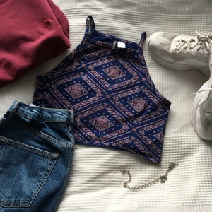 Boho- linne - Superfint boho linne från hm med blått och rött motiv. Hög hals och tunna band. Storleken är m och det är nästintill oanvänt!