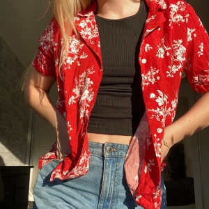 Röd skjorta - Säljer en skjorta i en härlig färg❤️ superskön och snygg men kommer inte till användning. Köpare står för frakt!💌