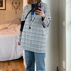 Kavaj  - Kavaj i något tjockare material så den är väldigt nice att ha som jacka. Det är storlek L men sitter snyggt oversize på mig som är S/M. Fint skick, inga hål eller slitage! 