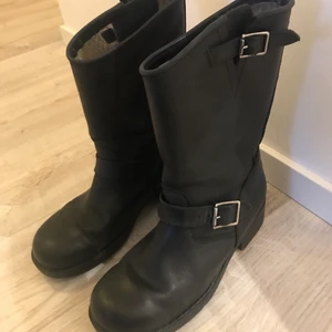 Svarta Johnny Bulls stövlar - Svarta läderboots. Sparsamt använda i storlek 40.