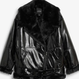 Sjukt snygg aviatorjacka från Monki - Alltså hur snygg aviator-jacka från Monki? Lackat fuskskinn och detaljer samt krage i fuskpäls. Använd några gånger så jag hittar inget att anmärka på. Storlek M.
