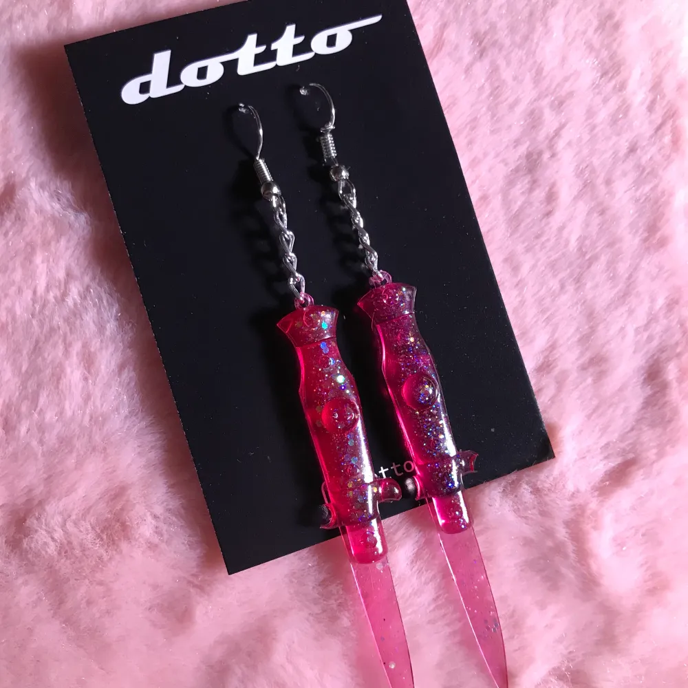 Handgjorda örhängen 7cm långa 🔪🌸 går att customizea i olika färger! FRAKT INGÅR 💖instagram: dotto_kr. Accessoarer.