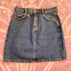 Jeanskjol  - En jeanskjol som sitter perfekt på mig som XS! Kjolen är köpt nyskick och är fortfarande i ett väldigt bra skick. Varan har inga defekter. Läs gärna min profilbeskrivning innan köp, då returer inte accepteras! 🧚🏼💓