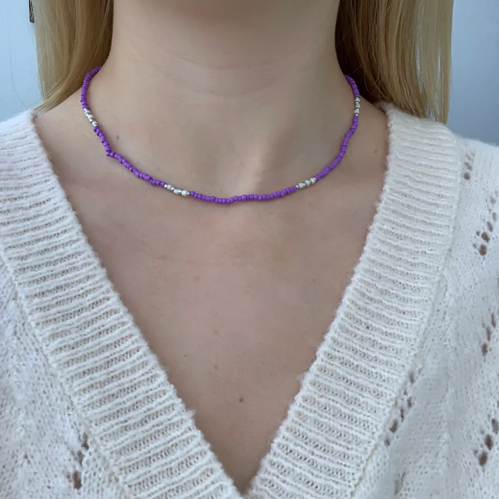 Lila, vitt & silvrigt pärlhalsband med små pärlor🤍💜💫🤩 halsbandet försluts med lås och tråden är elastisk . Accessoarer.