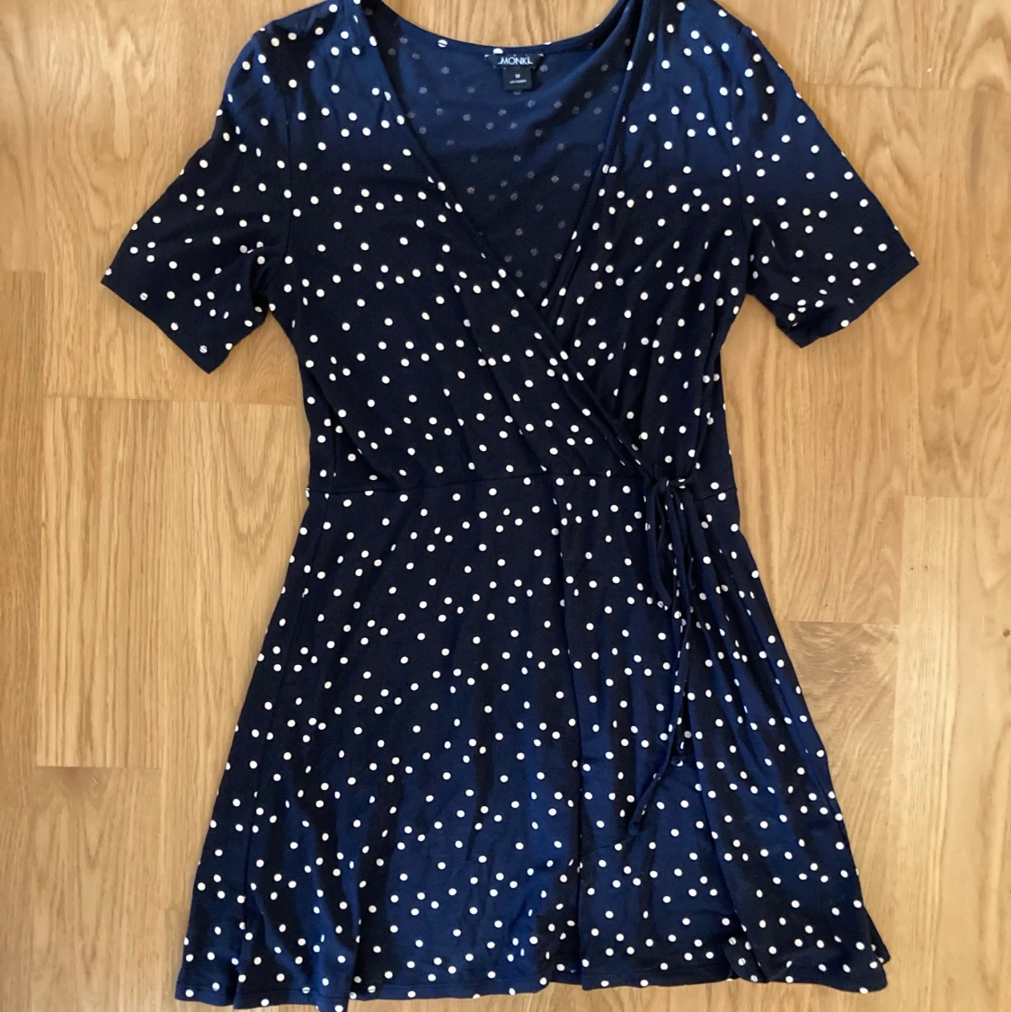 Ny sommarklänning med omlott från Monki