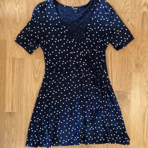 Ny sommarklänning med omlott från Monki - Mörkblå prickig sommarklänning med omlott från monki i storlek M. Bara testad men aldrig använd då den var lite kort för mig som är 178. 🥰