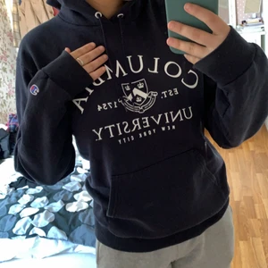 Vintage collage hoodie - Mysig och snygg vintage collage hoodie med tryck på fram och baksida. På framsidan med trycket i stil med ”COLUMBIA UNIVERSITY” och på baksidan ”NYC”. Märket är Champion i storlek S, kanske lite stor i storleken💕 600kr + frakt💕
