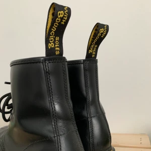 Dr. Martens Original - Dr. Martens Original i svart läder. Kängor i storlek 39, riktigt fint skick. De är lite creasade och ingådda med inte använda mer än ett tiotal gånger. Jag säljer de då de inte  kommit till användning. Nypris 1800kr                                                        Jag kan mötas upp i Göteborg eller frakta (99kr)💕💕