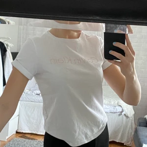 Calvin klein - En Calvin Klein tröja med tryck, nytt skick. Säljer pågrund av att den aldrig kommer till användning. Säljer för 150+frakt🤍