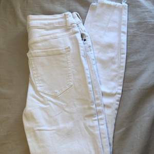 Ett par vita jeans i strl xs🥰