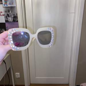 Säljer dessa coola solglasögon från Gina tricot. Aldrig använda därav priset. Första bilden visar hur färgen ser ut. Säljer för 100kr+frakt 🤝✌🏼