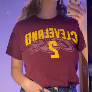 oversized t-shirt - Sjukt snygg basket t-shirt som inte kommer till användning längre. Skulle säga att den sitter over sized på de flesta, den visas på en M🤍👍🏼