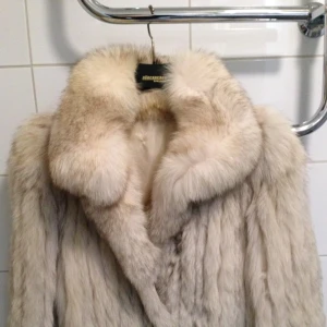  - Säljer supersnygg päls som aldrig använts. Strl ca 36/38 men passar absolut en 34a också. Tycker själv att färgen är något ljusare/vitare än vad som syns på bilden. Går en bit ner över höften på mig (jag är 1,70 m). Fast pris 2000 kr eller bud.