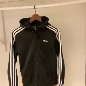 Adidas - Adidas tröja storlek M, bra skick endast använd några gånger.
