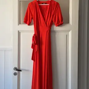 Super fin rödklänning från Bikbok tyvärr för lång för mig som är 160, strl S. Skicka PM eller skriv för intresse!💛💛