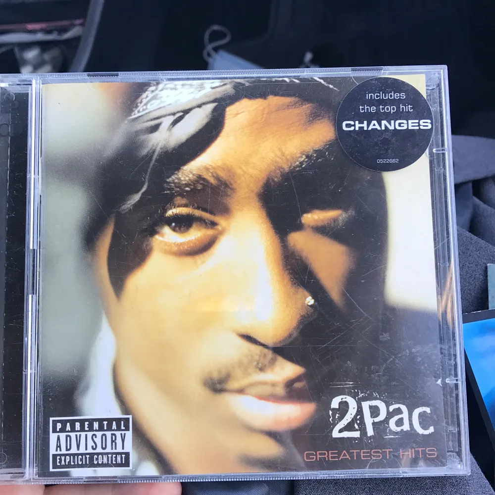 2pac greatest hit i bra skick endast lite repigt på skalet men skivan funkar perfekt :) 50 kr + 30 kr frakt. Övrigt.