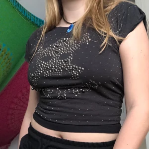 Baby tee - En svart t-shirt med en dödskalle i pärlor/paljetter.