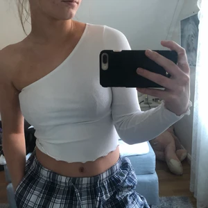 oneshoulder top - Superfin vit one shoulder top från Gina! Säljer för att det inte är min stil:) andvänts 1 gång. Priset kan diskuteras men köparen står för frakten💕