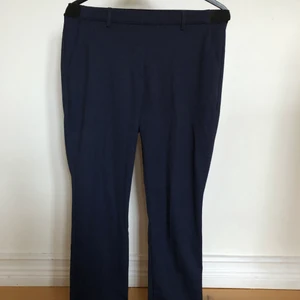 Kostymbyxor m. resår - Ett par kostymbyxor med resårband i bak runt midjan. Det är ganska tunna byxor i strechigt tyg. Köpta för ett par år sedan på HM men endast använd några gånger, mycket bra skick. Orginalpris 300 kr