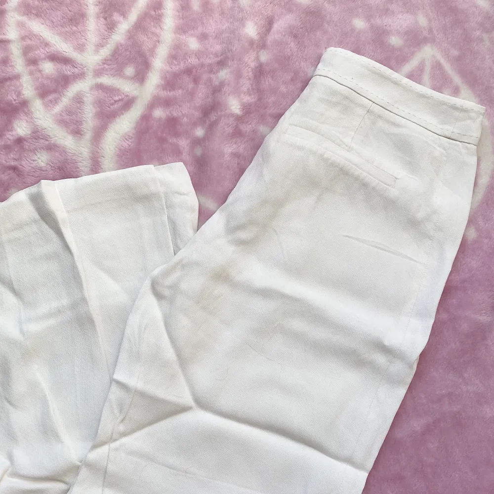 Vita kostymbyxor som är som nya då de har använts en gång. De är köpta ifrån H&M och har inga defekter. Eftersom att de är tunna är det inga problem att ha vita tights under, då de är genomskinliga. Läs gärna mina villkor! 🧚🏼💓. Jeans & Byxor.