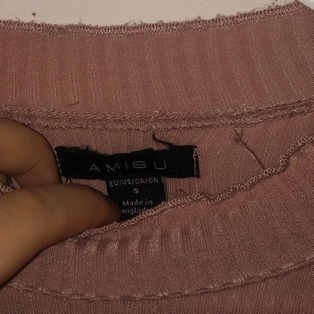 Säljer denna supersnygga rosa tröja med en liten polokrage som är ribbad. Tröjan är i ett tunt material . Toppar.